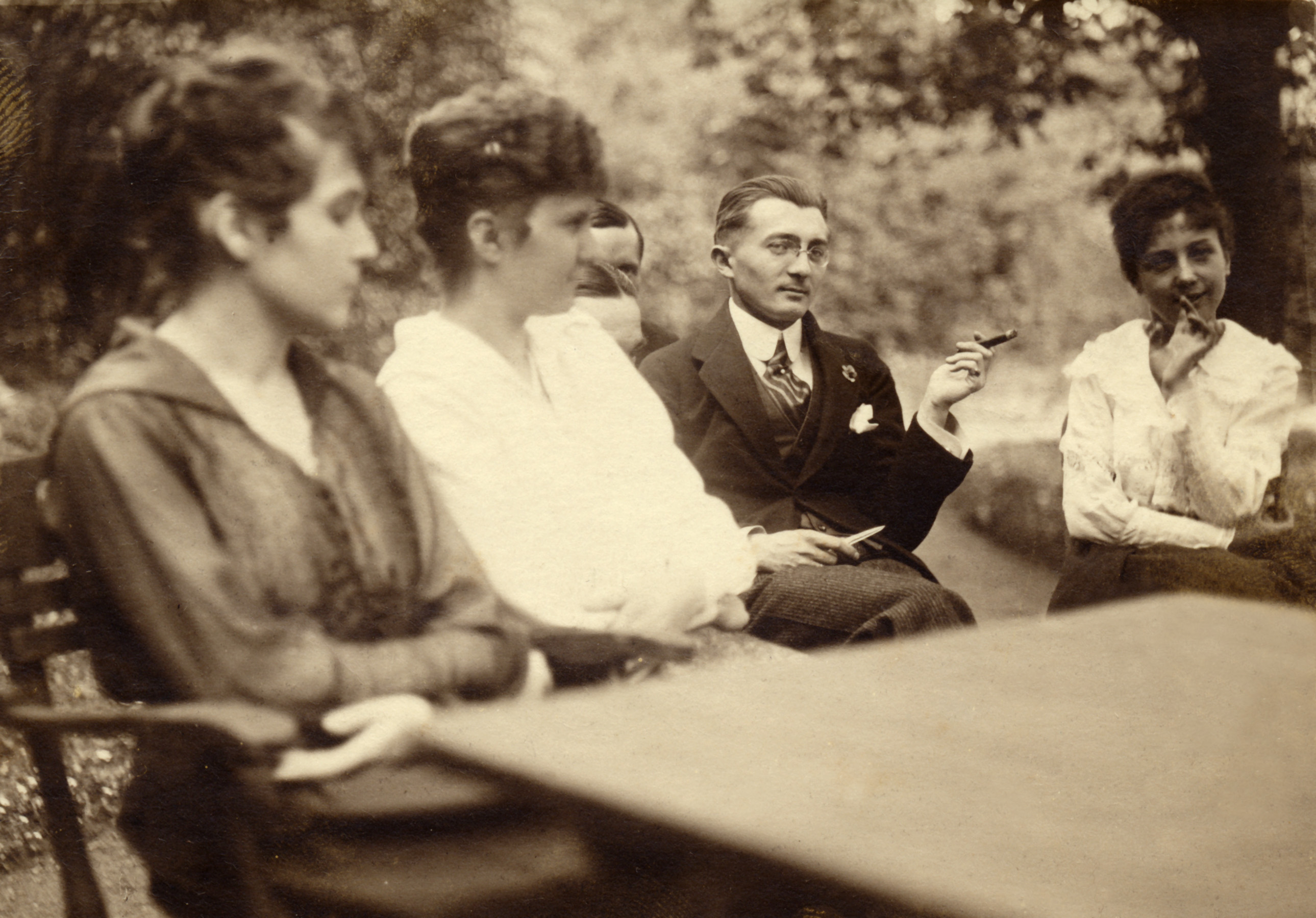 Bohuslav Kilian s manželkou Elou (vpravo), fotografie z roku 1918