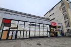 České dráhy vyzvaly podnikatele, aby odstranil prodejny v pravém křídle nádražní budovy. Je to poslední část domu, která kvůli letitému sporu není opravená