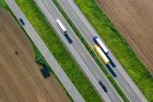 Kamiony se předjíždějí na dálnici