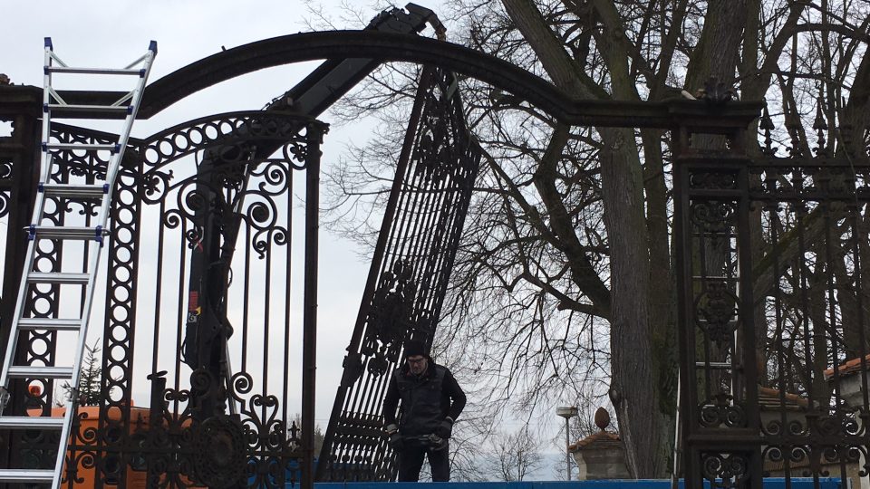 Cenná litinová brána zámku v Rájci nad Svitavou potřebuje opravu.