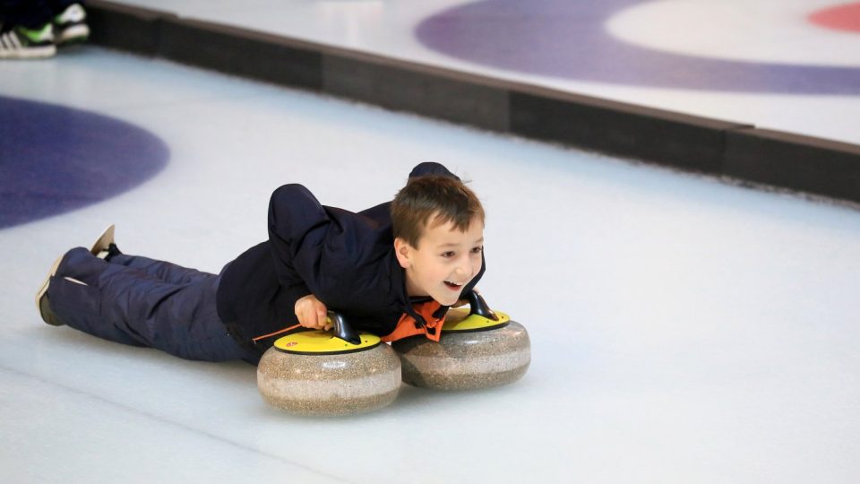Děti si zkoušejí, jak se hraje curling na Olympijském festivalu na brněnském výstavišti.