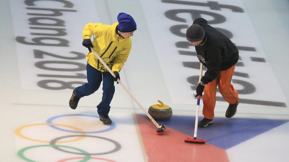 Děti si zkoušejí, jak se hraje curling na Olympijském festivalu na brněnském výstavišti.