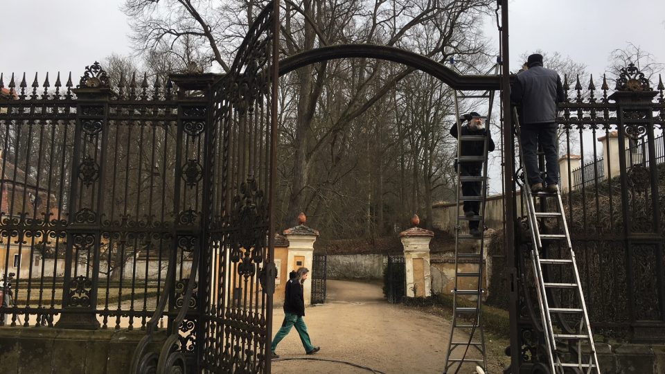 Cenná litinová brána zámku v Rájci nad Svitavou potřebuje opravu.