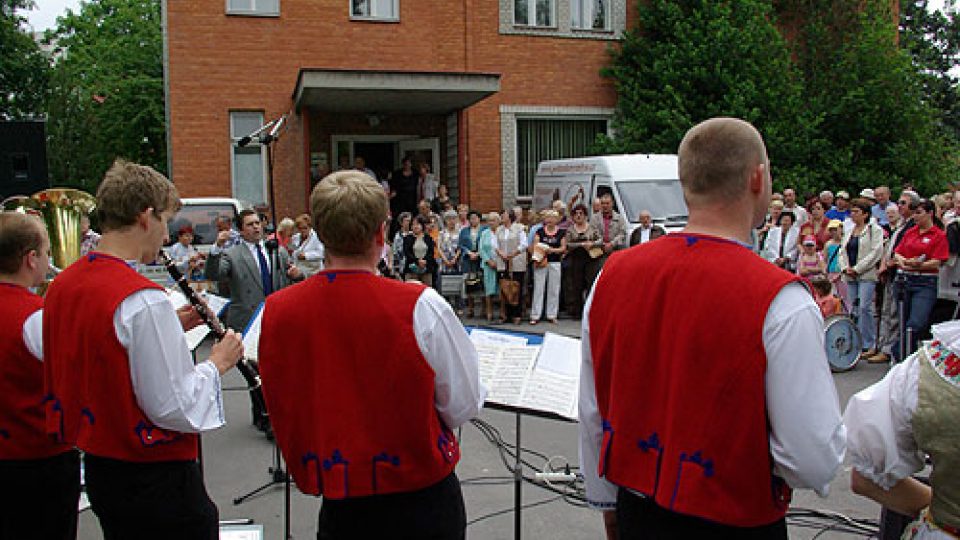 Před budovou vystoupila dechová hudba Fryštácká Javořina se zpěvákem Karlem Hegnerem