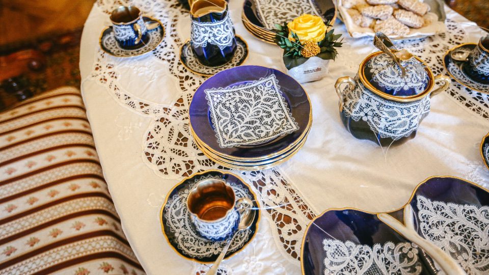 Čajový servis v expozici zámku Chyše, kterým vás rádi provedou sami manželé Lažanští