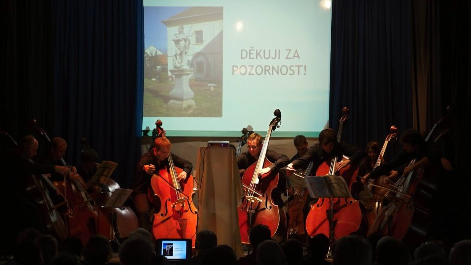 Brněnský kontrabasový orchestr vystoupil v tasovské sokolovně