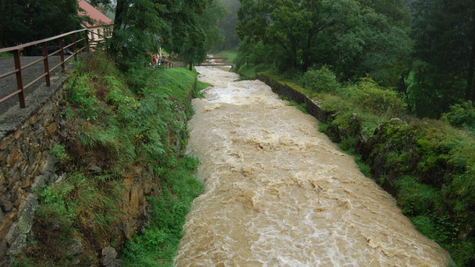 Voda proudící z vodní nádrže Jevišovice korytem potoka Jevišovka