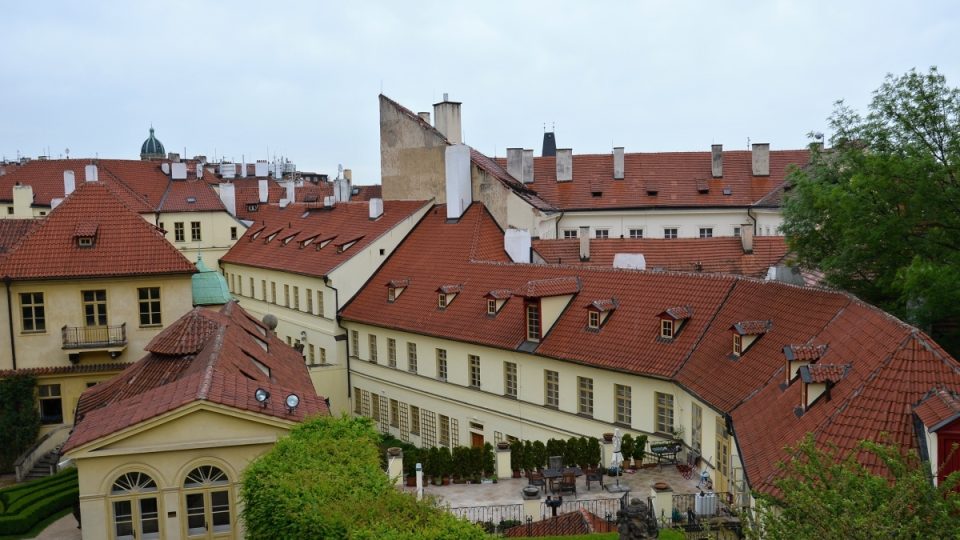 Malostranské střechy, vlevo ateliér Mikoláše Alše