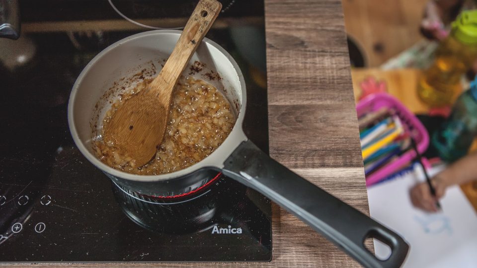 Cibuli nakrájíme na kostičky (velikost záleží na naší chuti) a osmahneme do zlatohněda | foto: Vladimír Malošík, Český rozhlas Cibuli nakrájíme na kostičky (velikost záleží na naší chuti) a osmahneme do zlatohněda