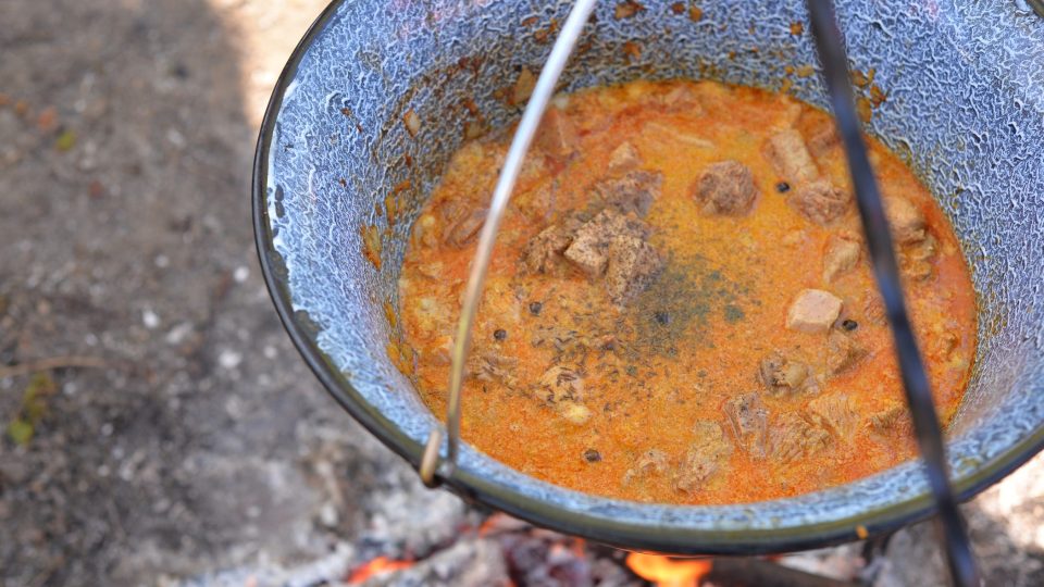 Vhodíme nové koření, jalovec, kmín a mletý pepř | foto: Martin Čuřík Vhodíme nové koření, jalovec, kmín a mletý pepř