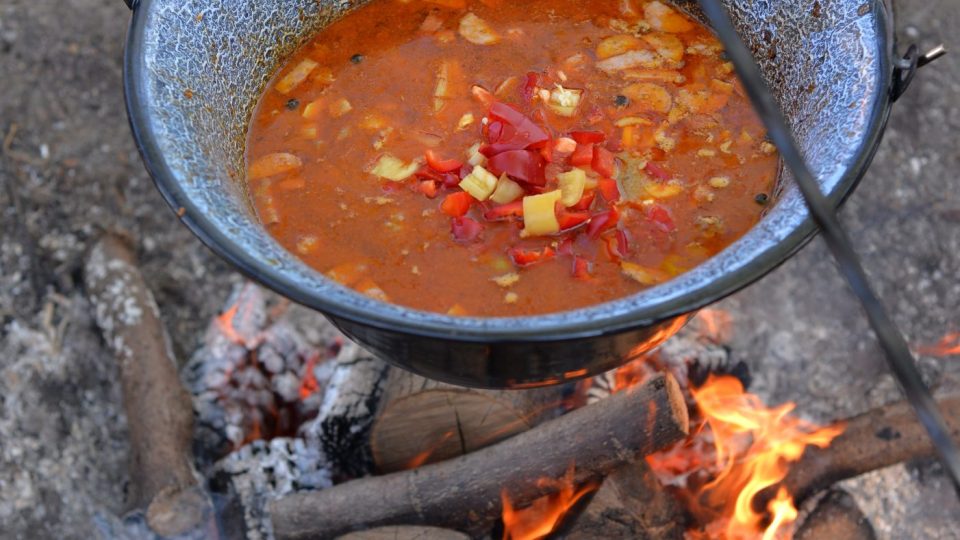 Zhruba půl hodiny před koncem přidáme na kostičky nakrájené syrové brambory, papriky a na půlkolečka nakrájené klobásy | foto: Martin Čuřík Zhruba půl hodiny před koncem přidáme na kostičky nakrájené syrové brambory, papriky a na půlkolečka nakrájené klobásy