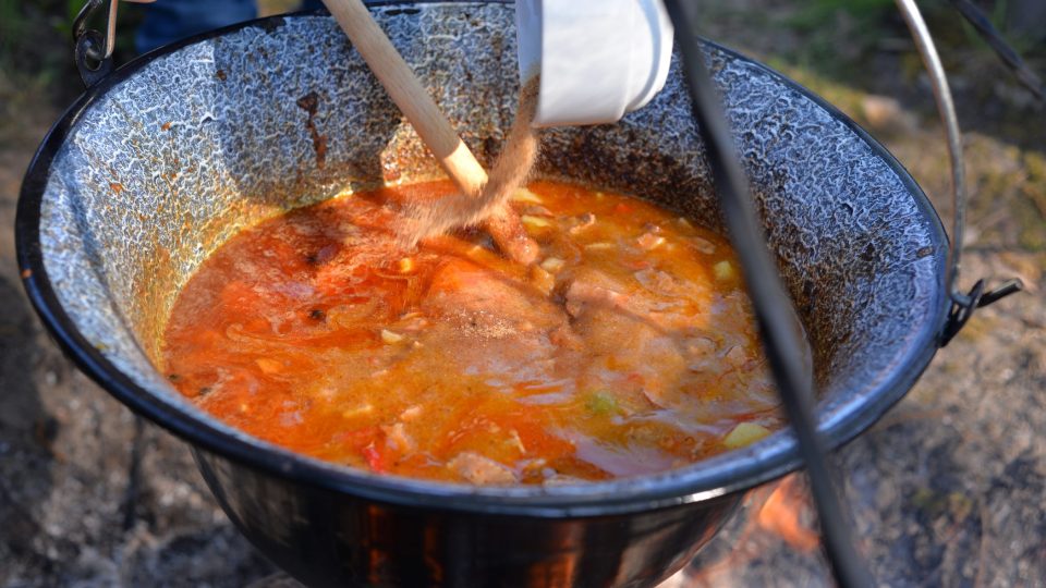 Guláš zahustíme patkou nastrouhaného chleba | foto: Martin Čuřík Guláš zahustíme patkou nastrouhaného chleba