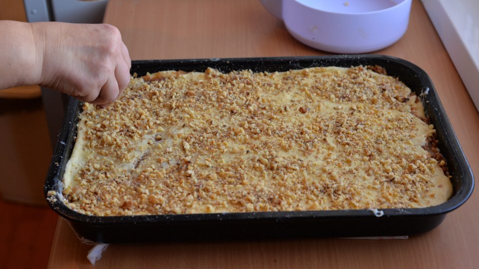 Poslední plát těsta potřeme vajíčkem a posypeme sekanými ořechy. Pečeme na 180 stupňů asi 50 – 60 minut | foto: Martin Čuřík Poslední plát těsta potřeme vajíčkem a posypeme sekanými ořechy. Pečeme na 180 stupňů asi 50 – 60 minut