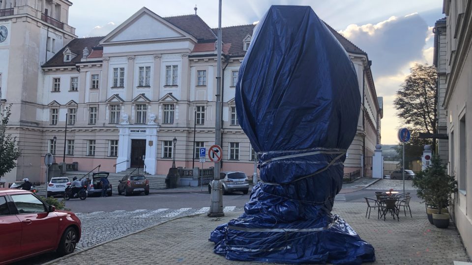 Ve Znojmě odhalili sochu z telefonních budek od Maxima Velčovského. Připomínat má mimo jiné osud veřejných telefonních automatů