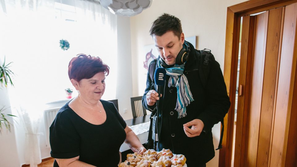 Anna Lokočová přivítala natáčecí tým tácem hlučínských koláčů