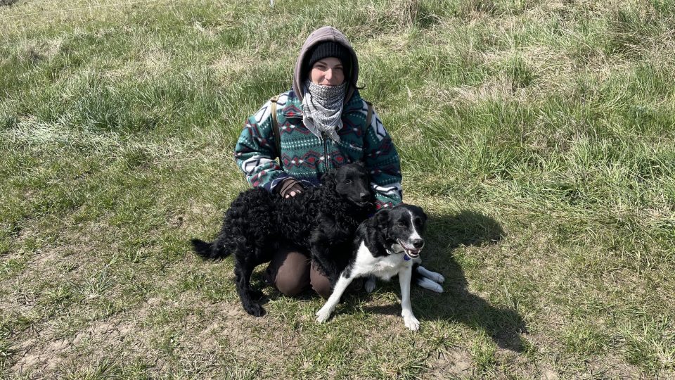 Kamila Zavadilová se svými pasteveckými psy