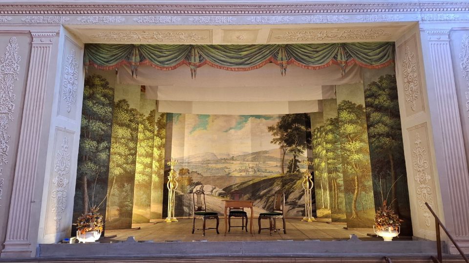 Jeviště zámeckého divadla s původními kulisami a rekvizitami