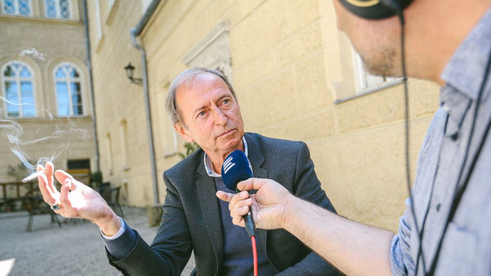 Vladimír Lažanský při rozhovoru s moderátorem Patrikem Rozehnalem do pořadu Zámecké léto