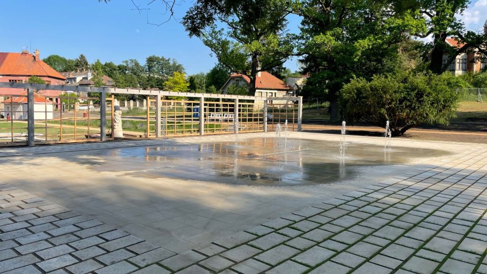 Dnes v zahradě nechybí ani moderní vodní prvky | foto: Město Slaný Dnes v zahradě nechybí ani moderní vodní prvky