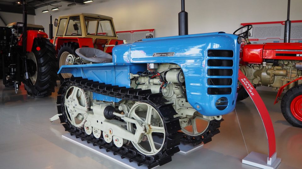 Zetor gallery v Brně-Líšni: pásový traktor byl určen pro použití ve vinicích