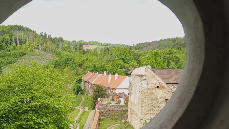Pohled směrem od hradu