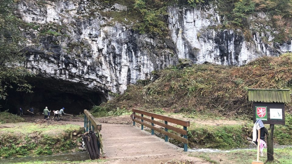 Úklid u Sloupsko-šošůvských jeskyní v Moravském krasu