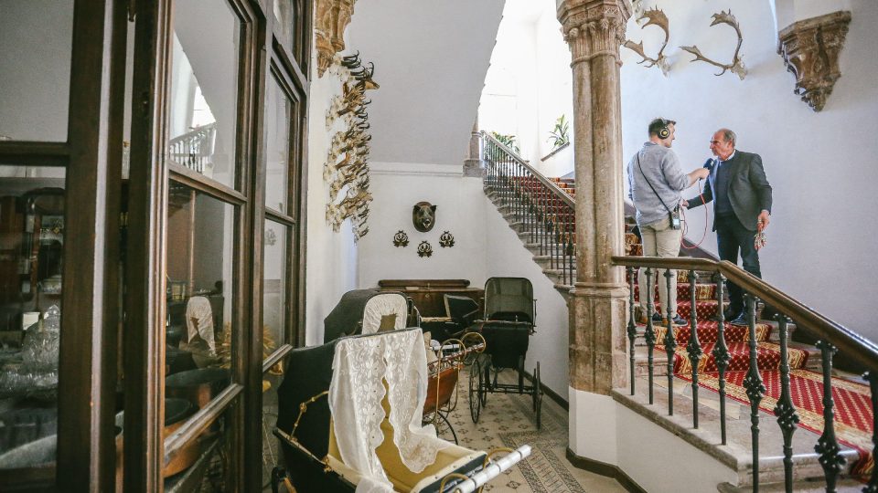 Vnitřní schodiště spojující první expozici v přízemí otevřenou v roce 1999 s tou v patře, která byla zpřístupněna v roce 2009. Ta ukazuje prostory rezidence majitelů panství