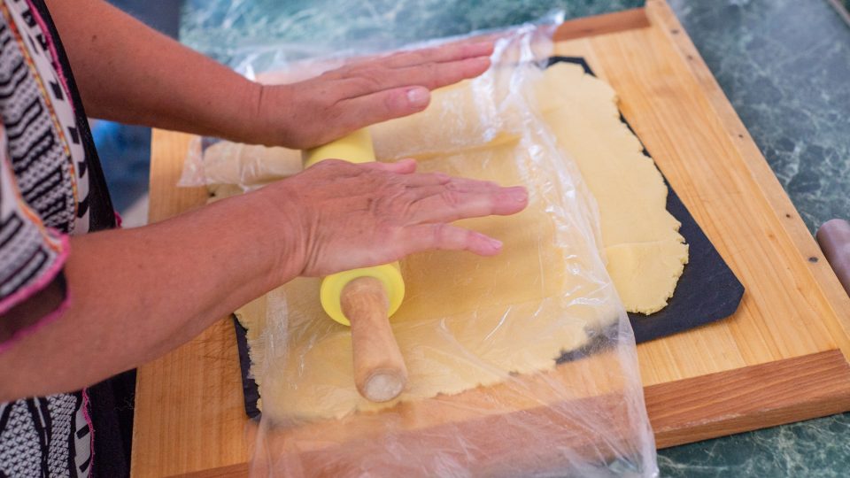 Těsto rozválíme na pečicím papíru nebo silikonové podložce přes mikrotenový sáček