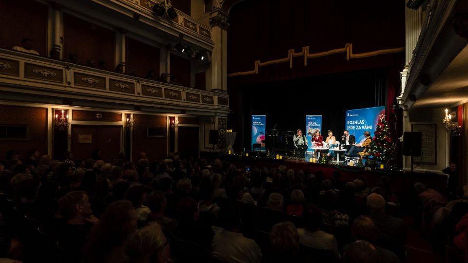 Divadlo bylo nabité a zábava velkolepá. Zpívala Lucie Černíková