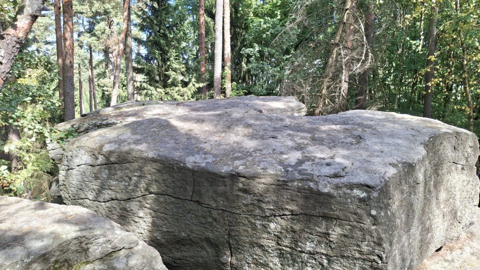 Na tomto kameni sloužili v dobách reformace své tajné mše členové Jednoty bratrské | foto: Zdeněk Zajíček, Český rozhlas Na tomto kameni sloužili v dobách reformace své tajné mše členové Jednoty bratrské