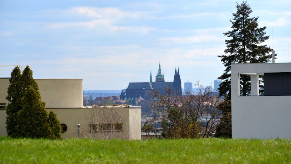 Výhled na Pražský hrad od vily Lídy Baarové a jejích rodičů (vlevo)