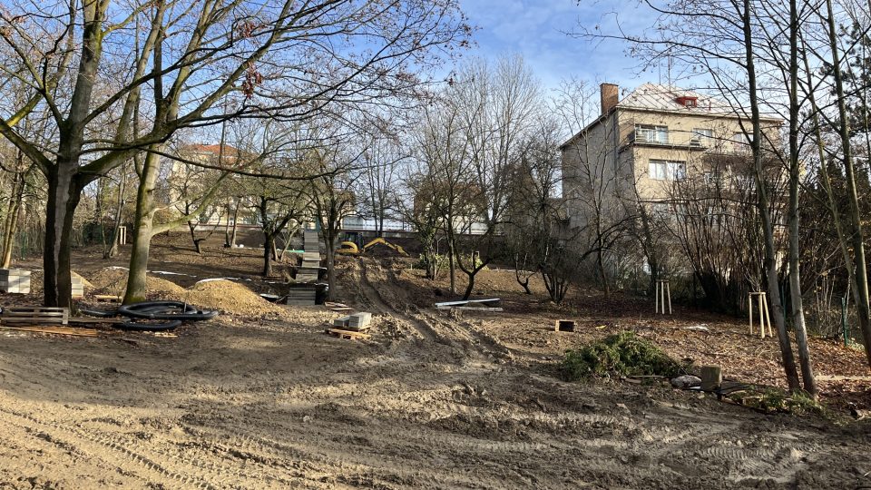 Arnoldova vila po rekonstrukci. Přilehlou zahradu čekají úpravy na jaře