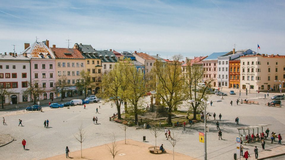 Horní část Masarykova náměstí. Pravidelný půdorys historického centra města s náměstím uprostřed byl dán stavebním řádem krále Přemysla Otakara II. z roku 1270. Většina domů na náměstí měla tehdy podloubí, které zmizelo ve 2. polovině 14. století