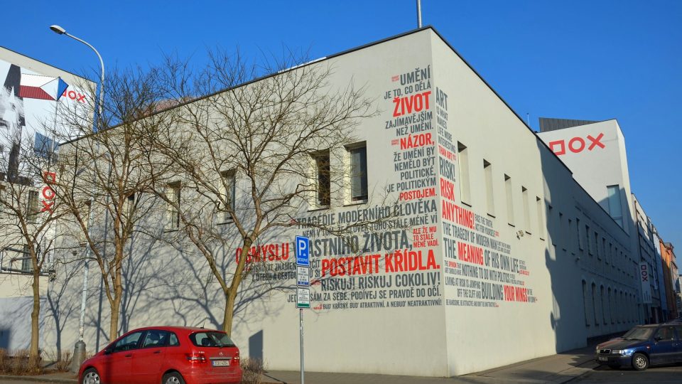 Centrum současného umění DOX sídlí v bývalé holešovické továrně