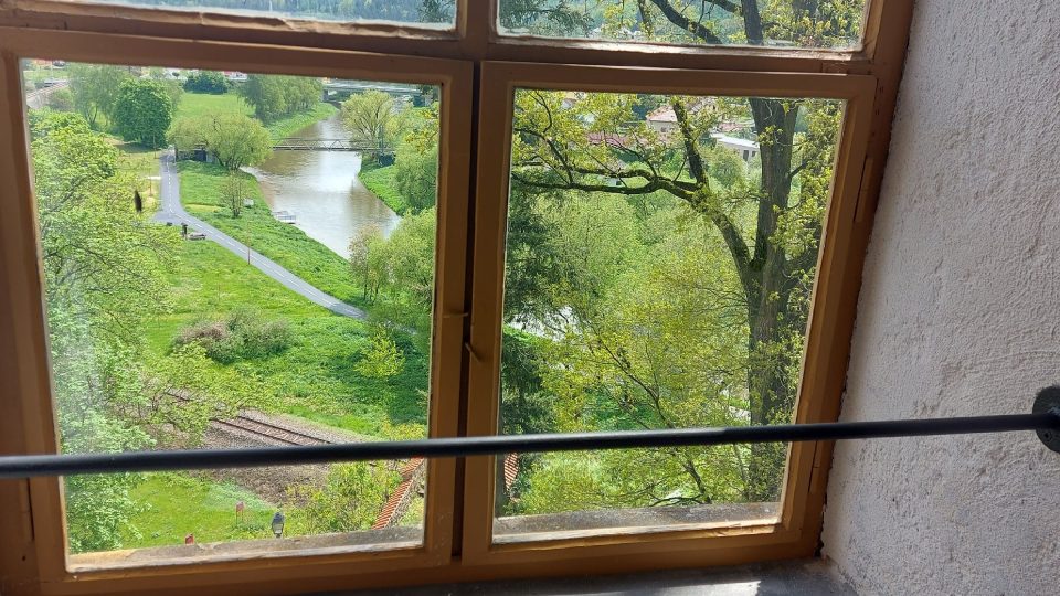 Z oken sýpky je jedinečný pohled přímo na řeku Sázavu
