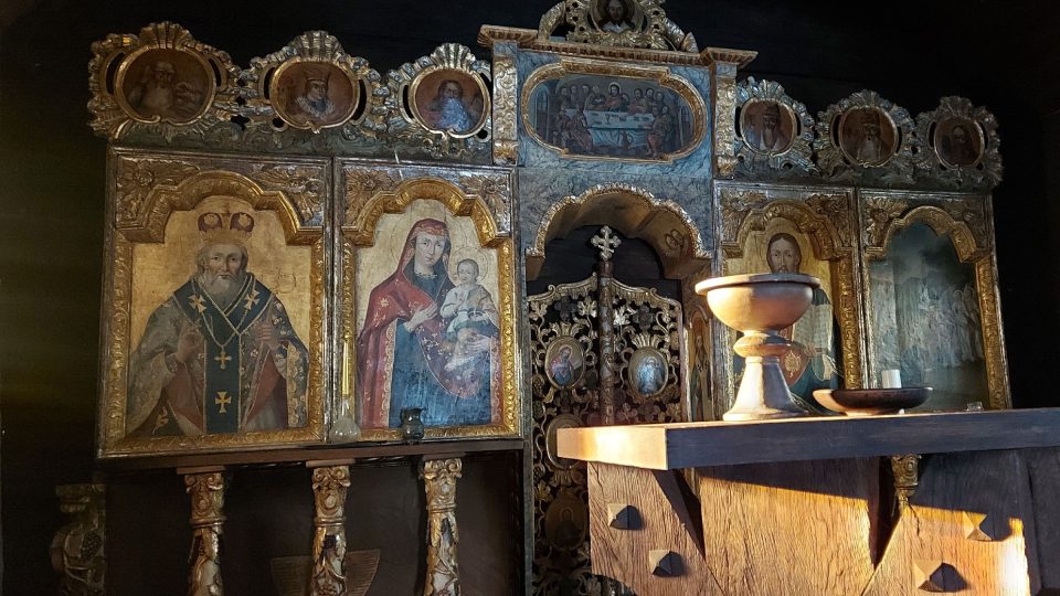 Stůl s kalichem v interiéru kostela