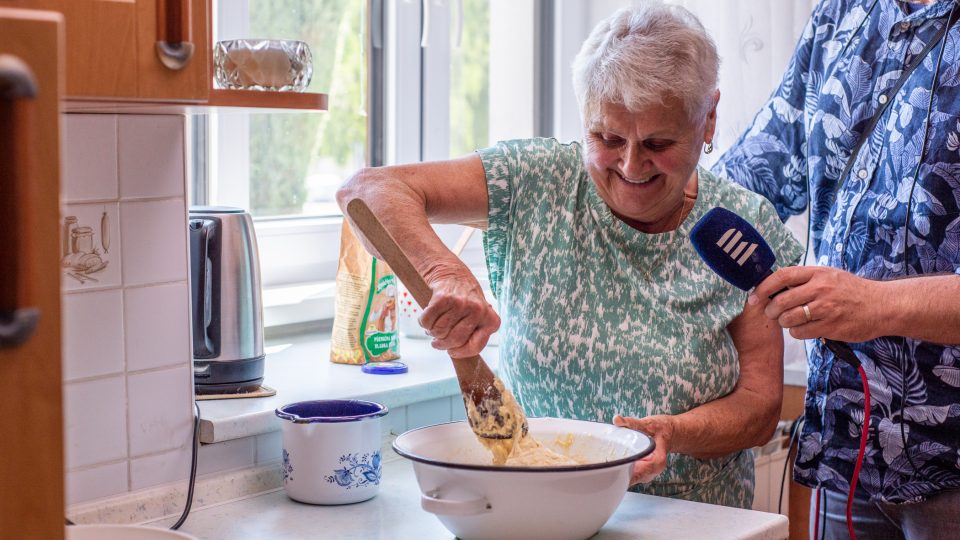 Těsto důkladně propracujeme vařečkou