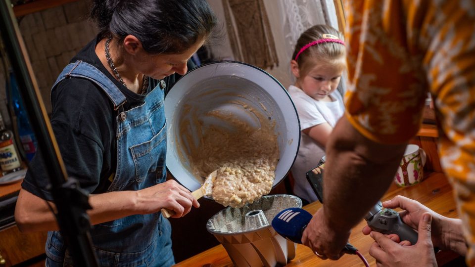 Těsto na bábovku přesuneme do vymazané a vysypané formy