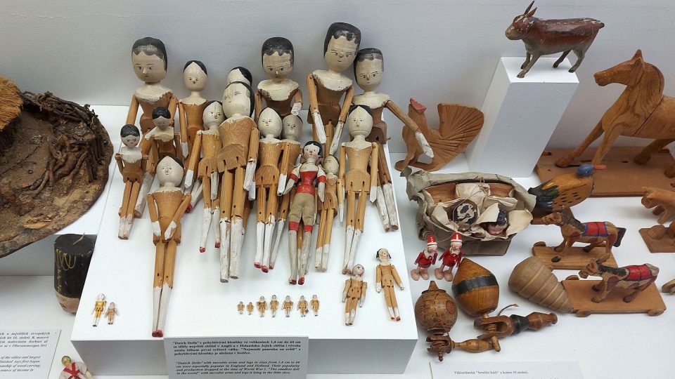 Dutch Dolls, panenky s pohyblivými klouby, nejmenší má velikost 1,4 cm