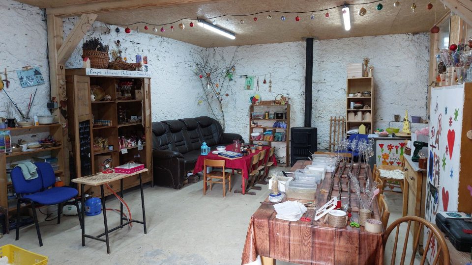 Dílna v chalupě Jany Komárkové. Je v ní místo pro spoustu řemesel i odpočinek