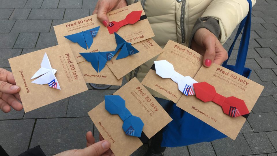Na náměstí Svobody rozdávali zaměstnanci krajského úřadu papírové origami a brože