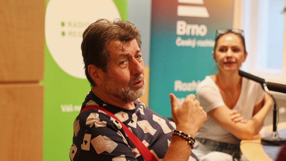 Zdeněk Junák, v pozadí jeho divadelní kolegyně Ivana Vaňková