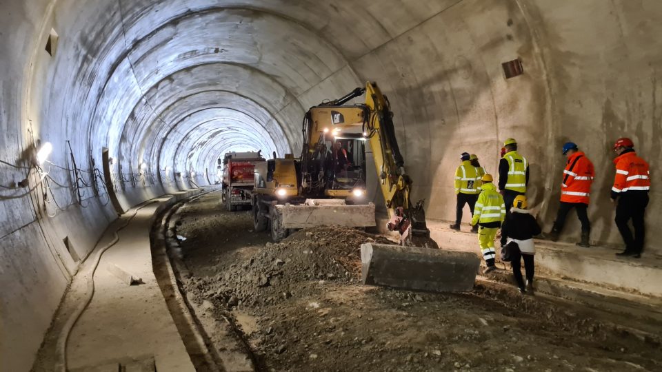 Hrubá stavba tramvajového tunelu v Brně podél budoucího VMO Žabovřeská