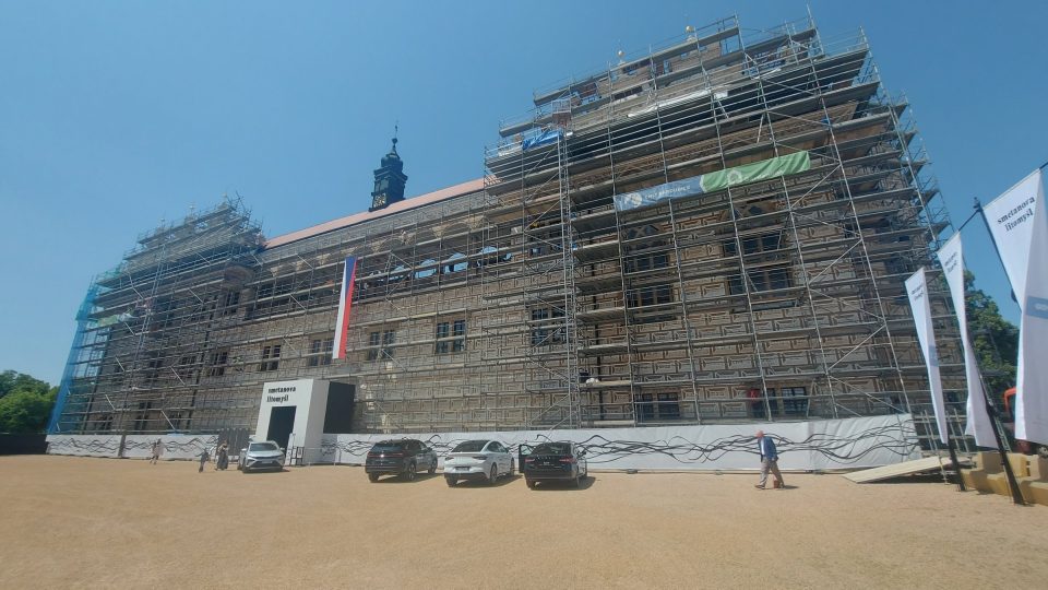 Renesanční zámek nyní ze tří stran obklopuje lešení kvůli největší rekonstrukci za poslední půlstoletí
