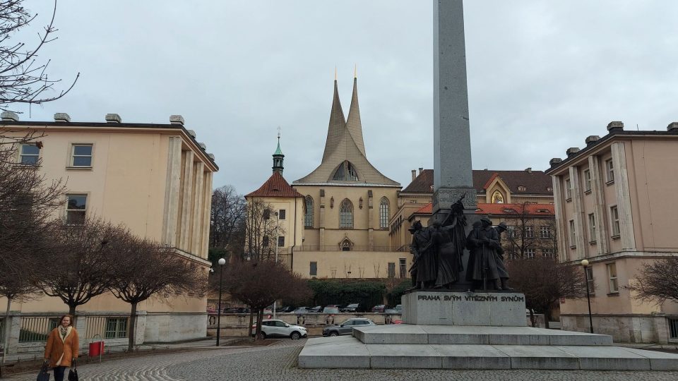 Klášter Na Slovanech, vlevo původní kostelík sv. Kosmy a Damiána