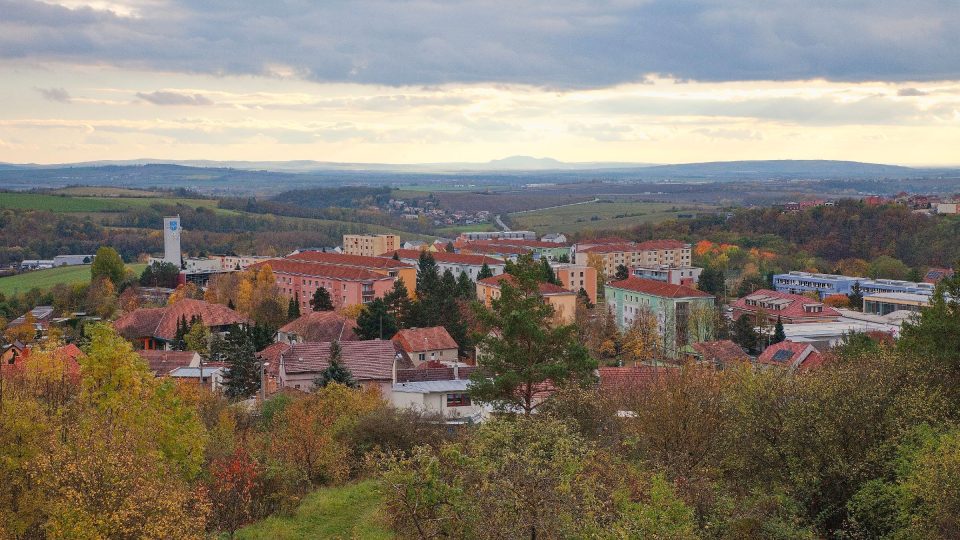 Jižním směrem lze spatřit obec Mokrá-Horákov, dále slavkovské bojiště a v pozadí Pavlovské vrchy