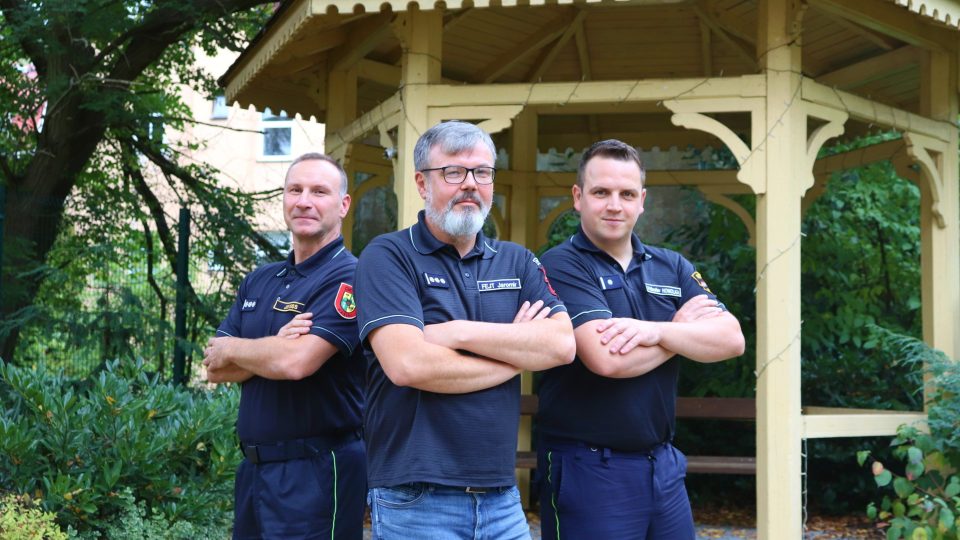 Zástupci dobrovolných hasičů v Karlovarském kraji: Vítězslav Homolka z Pozorky, Jiří Kiss z Chodova a Jaromír Fejt ze Žlutic