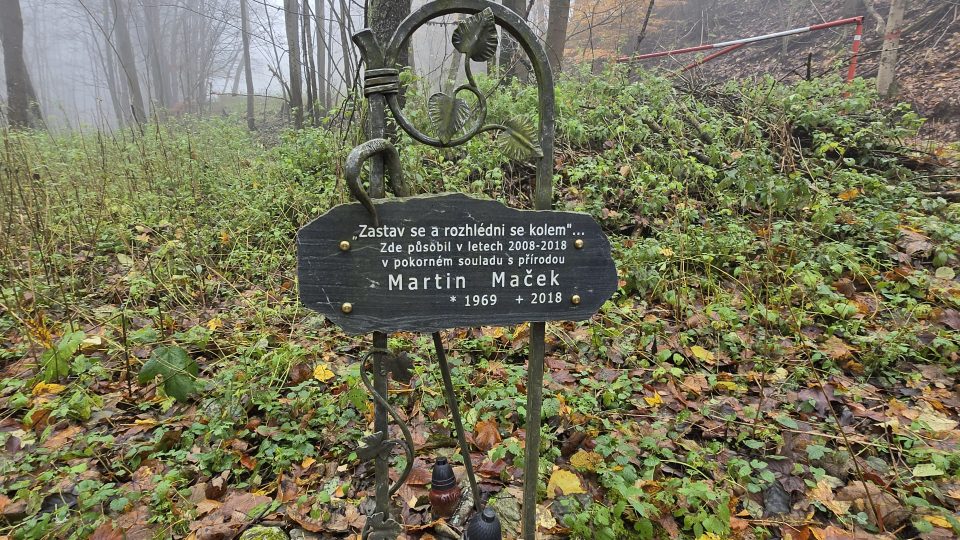 Pomníček v zaniklé obci Sklenářovice se nachází v těsné blízkosti zvoničky | foto: Vladislava Wildová, Český rozhlas Pomníček v zaniklé obci Sklenářovice se nachází v těsné blízkosti zvoničky