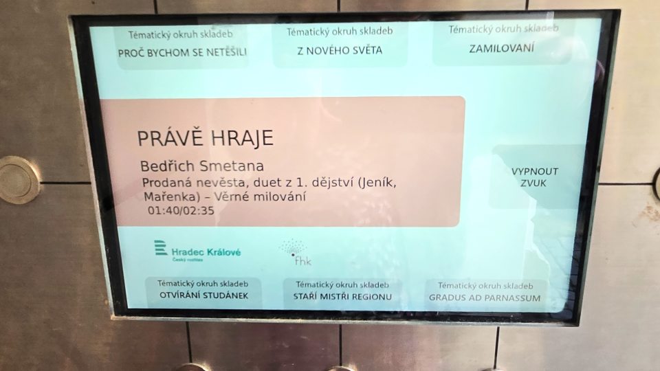 Chodci si pro cestu po schodech mohou vybrat hudbu. Na projektu se podílel Český rozhlas Hradec Králové