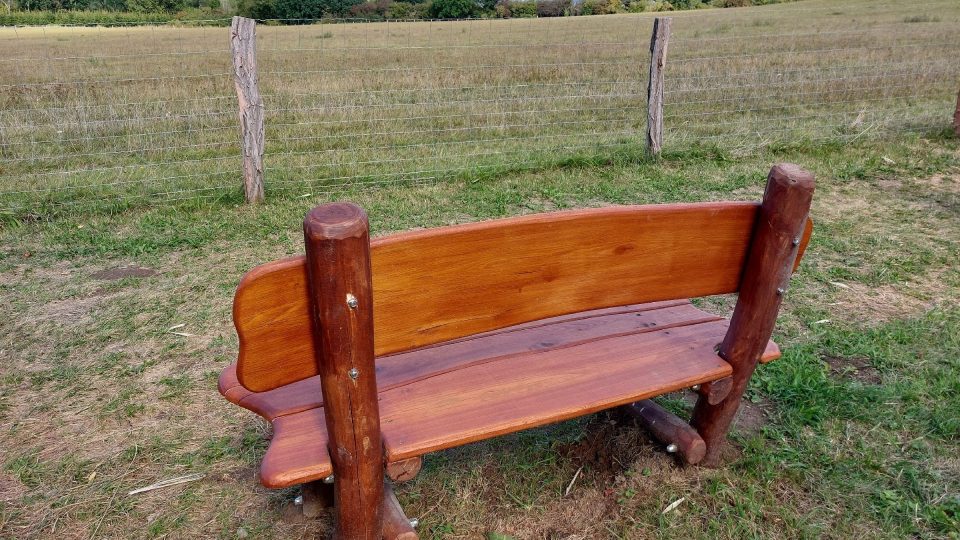 Na tříkilometrové stezce jsou rozmístěné lavičky